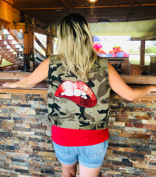 CAMO RED LIPS VEST
