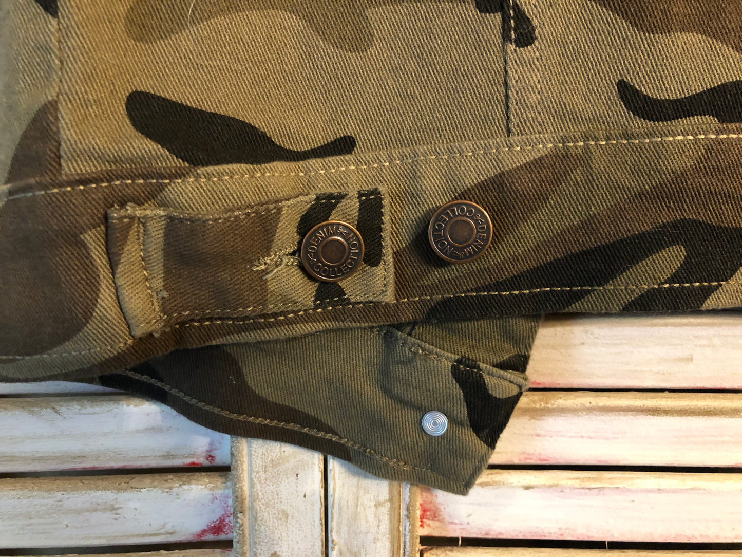 CAMO RED LIPS VEST